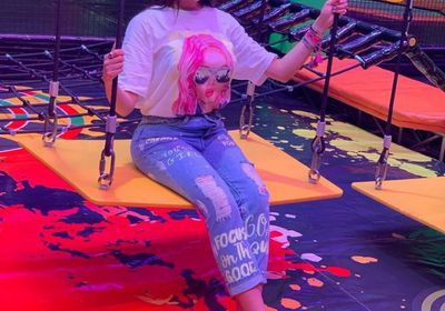 بالفيديو.. دنيا بطمة بصحبة ابنتها في مدينة الملاهي