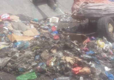 بسبب إضراب عمال النظافة.. شوارع تعز تتحول إلى مقالب قمامة (صور)