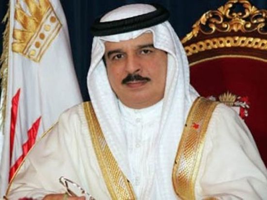 العاهل البحريني يدين استهداف أرامكو السعودية