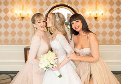 هنا الزاهد تنشر صورها بصحبة شقيقتيها من حفل زفافها