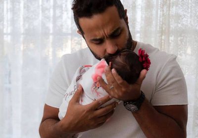 بالصور.. جلسة تصوير تجمع كريم فهمي بأصغر بناته