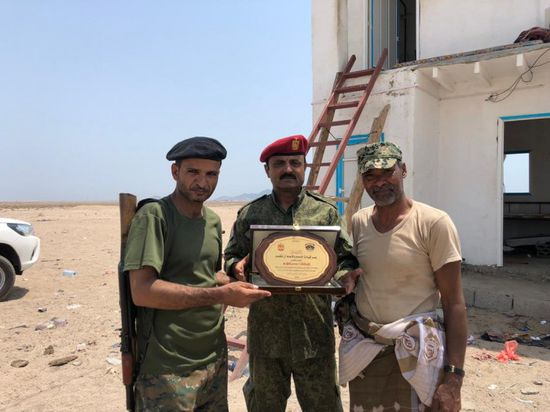 "الدعم والإسناد" تكرم قائد وأفراد نقطة الوهط بلحج (صور)