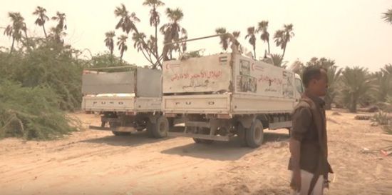 مساعدات إماراتية لأهالي ضحايا المجزرة الحوثية بقرية المُتينة في الجبلية (فيديو)