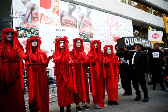 بالصور.. نشطاء المناخ بلندن يحتجون ضد أسبوع الموضة