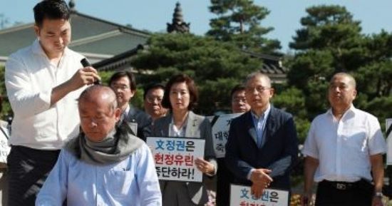  رئيس برلمان كوريا الجنوبية يحلق رأسه احتجاجا على تعيين وزير العدل الجديد