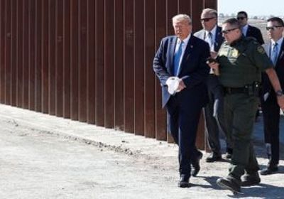 بالصور.. ترامب يتفقد الجدار الحدودي بين أمريكا والمكسيك