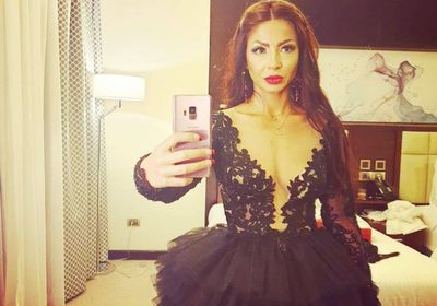 دوللي شاهين تتألق بفستان أسود في جلسة تصوير جديدة