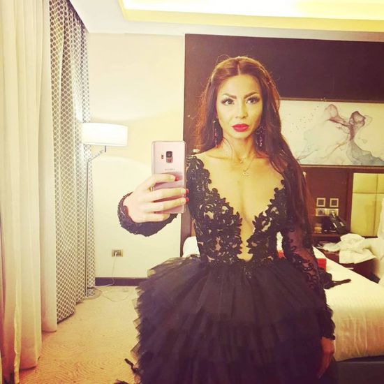 دوللي شاهين تتألق بفستان أسود في جلسة تصوير جديدة