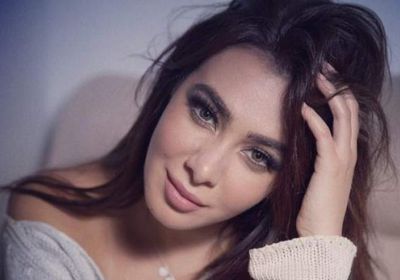 ميريهان حسين أنيقة بفستان أزرق في أحدث جلسة تصوير