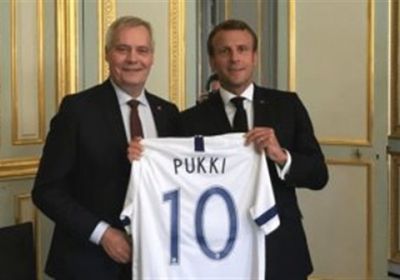قميص "بوكي" هدية فنلندا لرئيس فرنسا