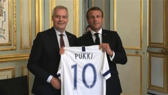 قميص "بوكي" هدية فنلندا لرئيس فرنسا