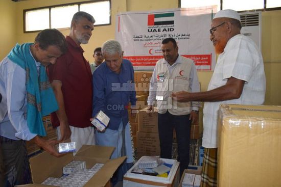هلال الإمارات يقدم شحنة أدوية إلى مستشفيات لحج (صور)