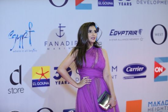 باريس هيلتون تشيد بإطلالة مي عمر في مهرجان الجونة (صورة)