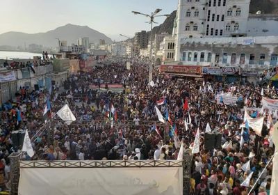 المشاركون بوقفة المكلا يعلنون مطالبهم ويهددون بالتصعيد حال تجاهلها