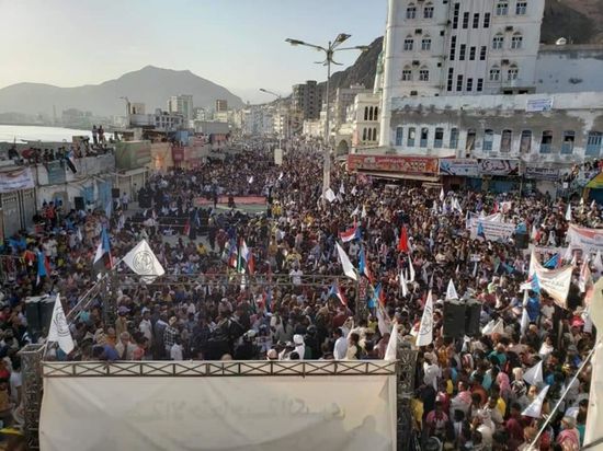 المشاركون بوقفة المكلا يعلنون مطالبهم ويهددون بالتصعيد حال تجاهلها