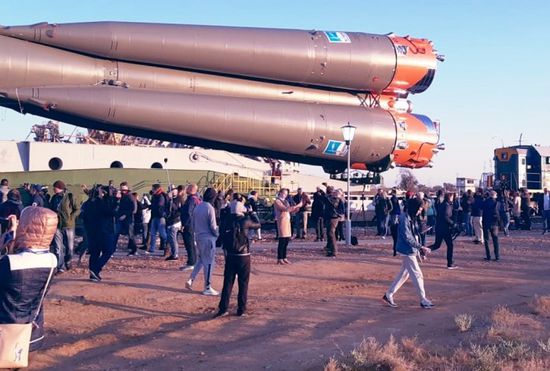 وصول الصاروخ الذي يقل أول رائد فضاء إماراتي إلى منصة الإطلاق (صور)