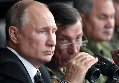 تحطم مدرعتين خلال عرض عسكري حضره بوتين في روسيا (فيديو)