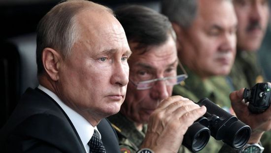 تحطم مدرعتين خلال عرض عسكري حضره بوتين في روسيا (فيديو)