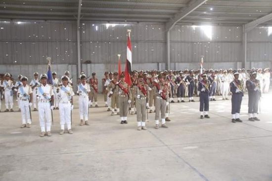 خوفا من ضربات التحالف.. الحوثيون يحتفلون بتخرج دفعة عسكرية داخل هنجر  
