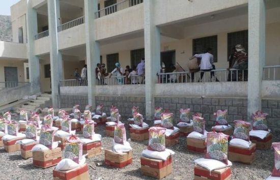 الهلال الإماراتي يوزع 800 سلة غذائية لجنود جبهة حيفان بتعز