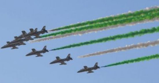 القوات الجوية السعودية تستعرض بمشاركة فرسان الإمارات في الرياض احتفالا باليوم الوطني