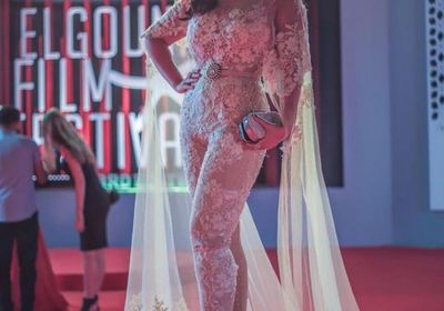 دانا حمدان تتعرض لموقف محرج بمهرجان الجونة وشقيقتها تتدخل (فيديو)