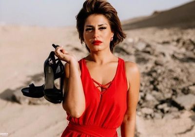 منة فضالي تتألق بالأحمر في جلسة تصوير جديدة (صور)