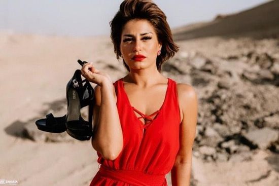 منة فضالي تتألق بالأحمر في جلسة تصوير جديدة (صور)