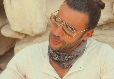 محمد إمام ينشر صورة جديدة من كواليس "لص بغداد" في البحر الأحمر