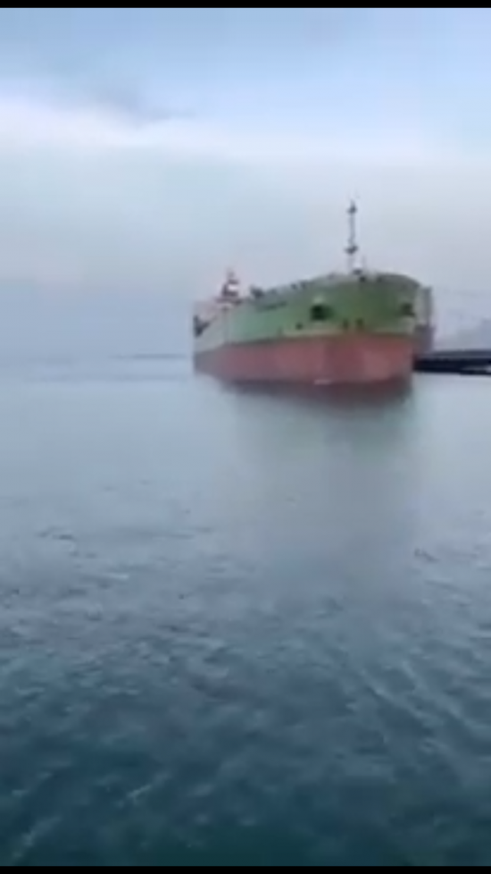 تكذيباً لأبواق الشرعية..سفينة الإمارات المحملة بالوقود مازالت في ميناء الزيت (فيديو)