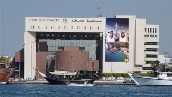 بلدية دبي تغلق مطعمًا تسبب في تسمم 15 شخصًا