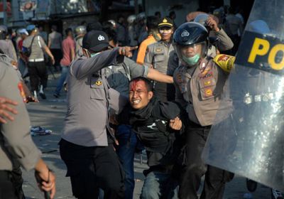 بالصور.. تظاهرات بإندونيسيا بسبب قانون يقلل من سلطات مكافحة الفساد