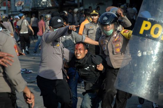 بالصور.. تظاهرات بإندونيسيا بسبب قانون يقلل من سلطات مكافحة الفساد