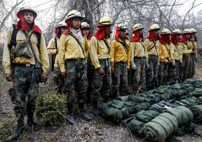 بالصور.. الجيش البوليفي ينشر رجال إطفاء لتفقد مناطق دمرتها الحرائق