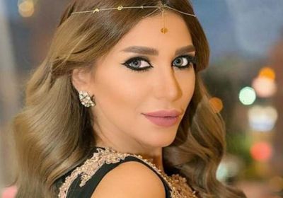 سارة نخلة تشيد بشيرين بعد واقعة تقبيل يد زوجها