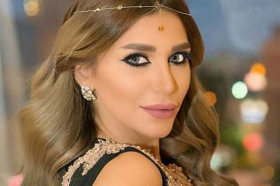 سارة نخلة تشيد بشيرين بعد واقعة تقبيل يد زوجها