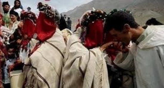 طقوس زواج جماعية في جبال الأطلس المغربية كل عام بسبب "روميو وجوليت"