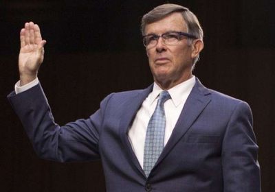 مدير المخابرات الوطنية الأمريكية يهدد بالاستقالة في حال تعرض لضغوط بشأن شهادته حول ترامب