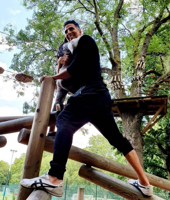 أكشاي كومار يبعث هذه الرسالة لابنته في عيد ميلادها