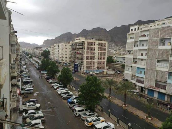 أمطار متفرقة على عدد من مديريات العاصمة عدن (صور)