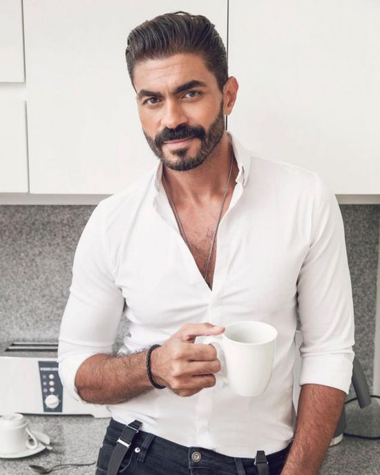 "من المطبخ".. خالد سليم يخطف الأنظار في جلسة تصوير جديدة