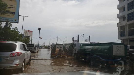 البرنامج السعودي للتنمية والإعمار يوفر سيارات لشفط مياه الأمطار بعدن (صور)
