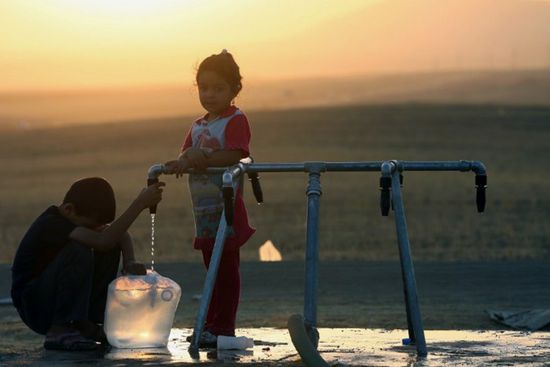 عبث "الشرعية" في مياه عدن.. صنابير حكومية تُدِر فسادًا