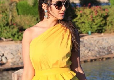 مي عمر أنيقة بالأصفر في جلسة تصوير جديدة