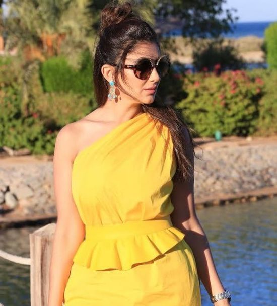 مي عمر أنيقة بالأصفر في جلسة تصوير جديدة