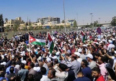 بعد مواصلة الاحتجاجات.. الحكومة الأردنية ترفع العلاوة للمدرسين