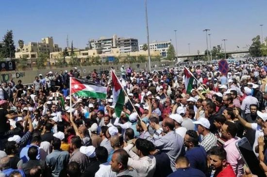 بعد مواصلة الاحتجاجات.. الحكومة الأردنية ترفع العلاوة للمدرسين