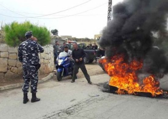 محتجون على تردي الأوضاع الاقتصادية  يقطعون الطرق في لبنان