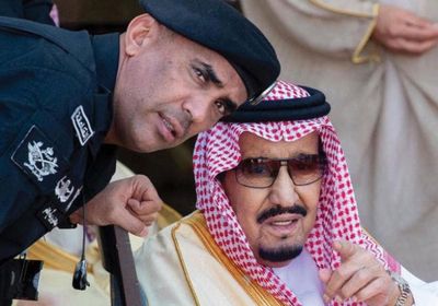 اللقطات الأولى من تجهيزات صلاة الجنازة بالحرم المكي على الحارس الشخصي للملك سلمان (فيديو)