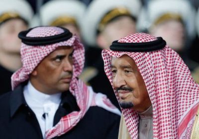 الجارالله يُجيب.. من يتولى منصب الحارس الشخصي للملك سلمان؟